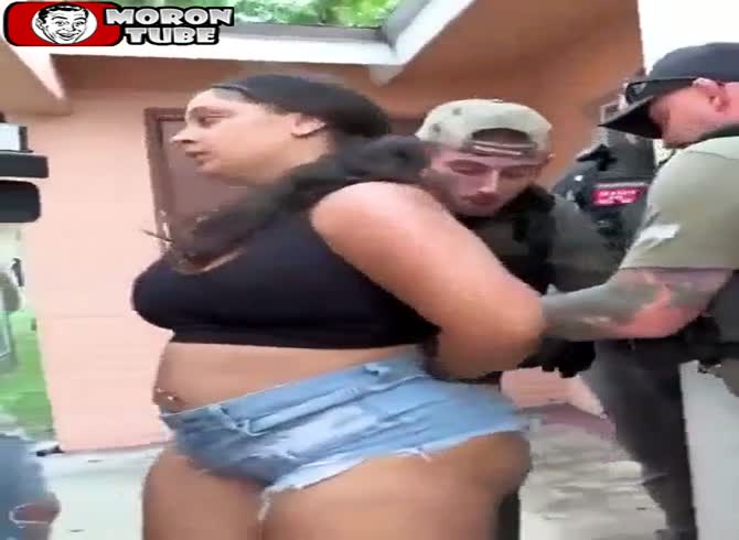 Video :The detention of an uncooperative Latina